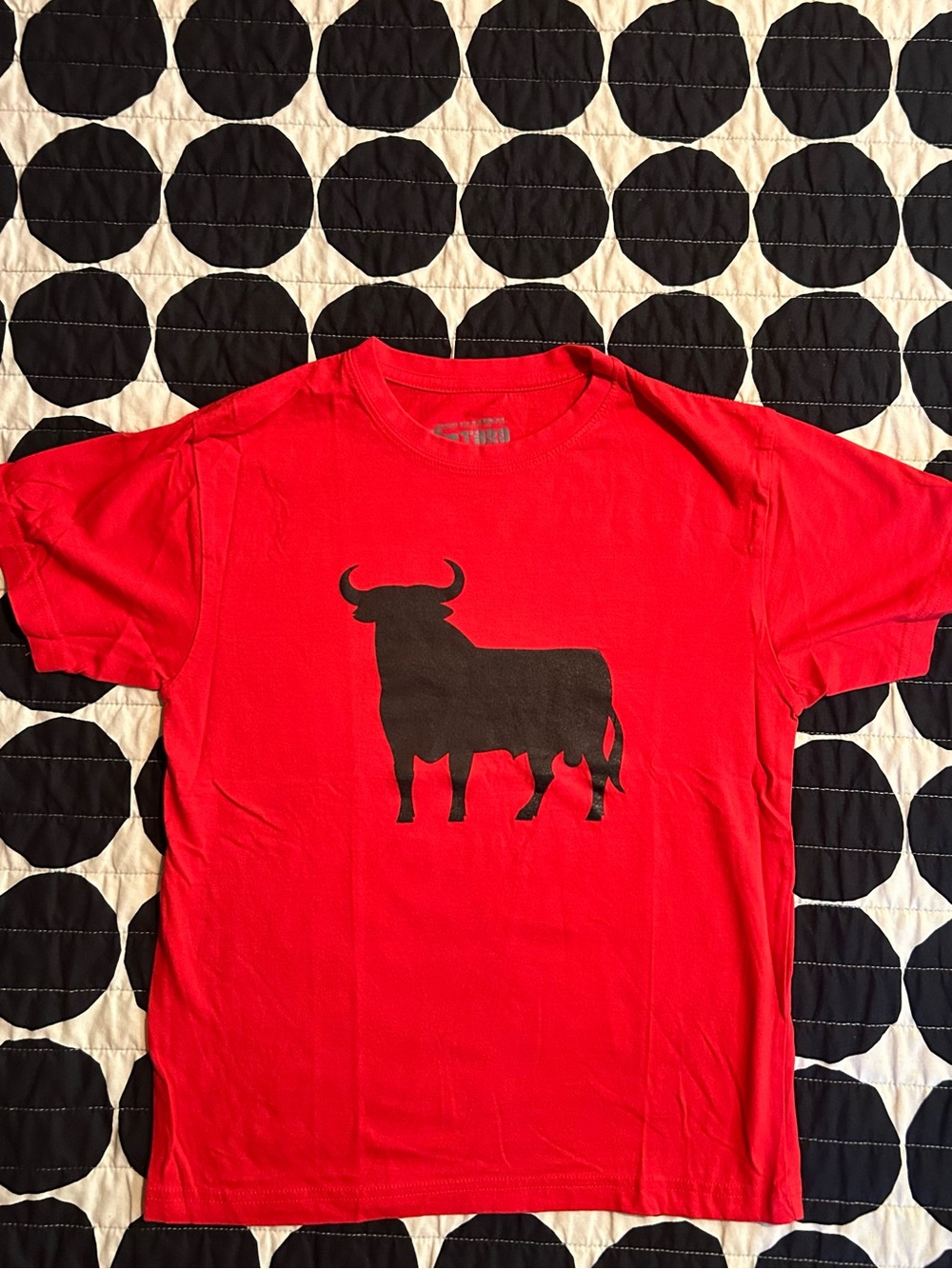 Spain T-Shirt with Bold Black Bull Graphic